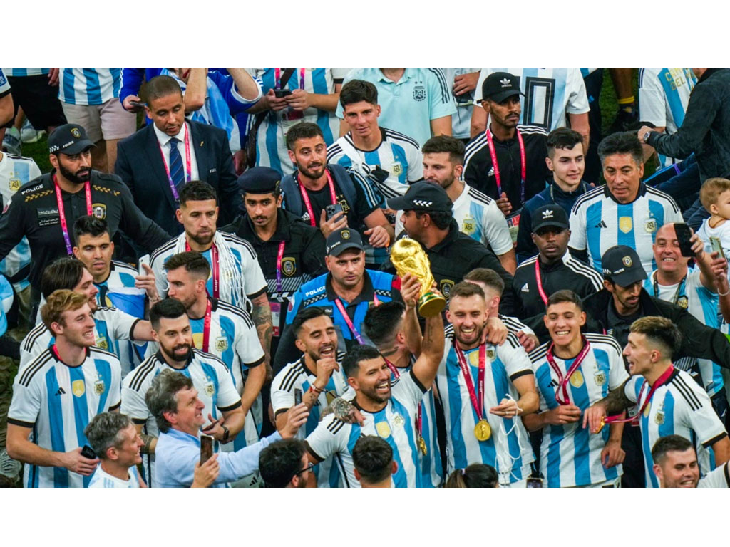 kun aguero bersama pemain argentina rayakan kemenangan piala dunia