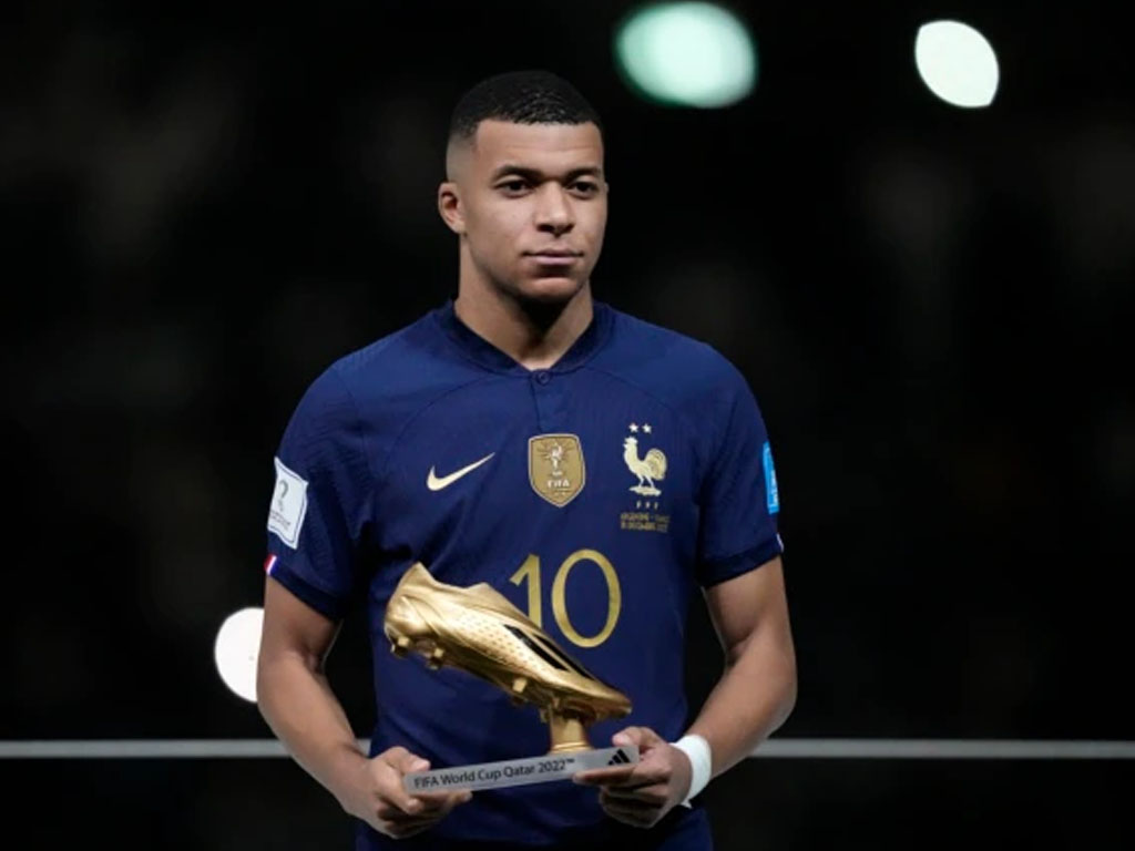 mbappe pegang sepatu emas