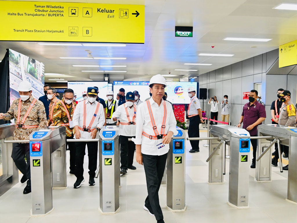 jokowi tinjau sta lrt TMII