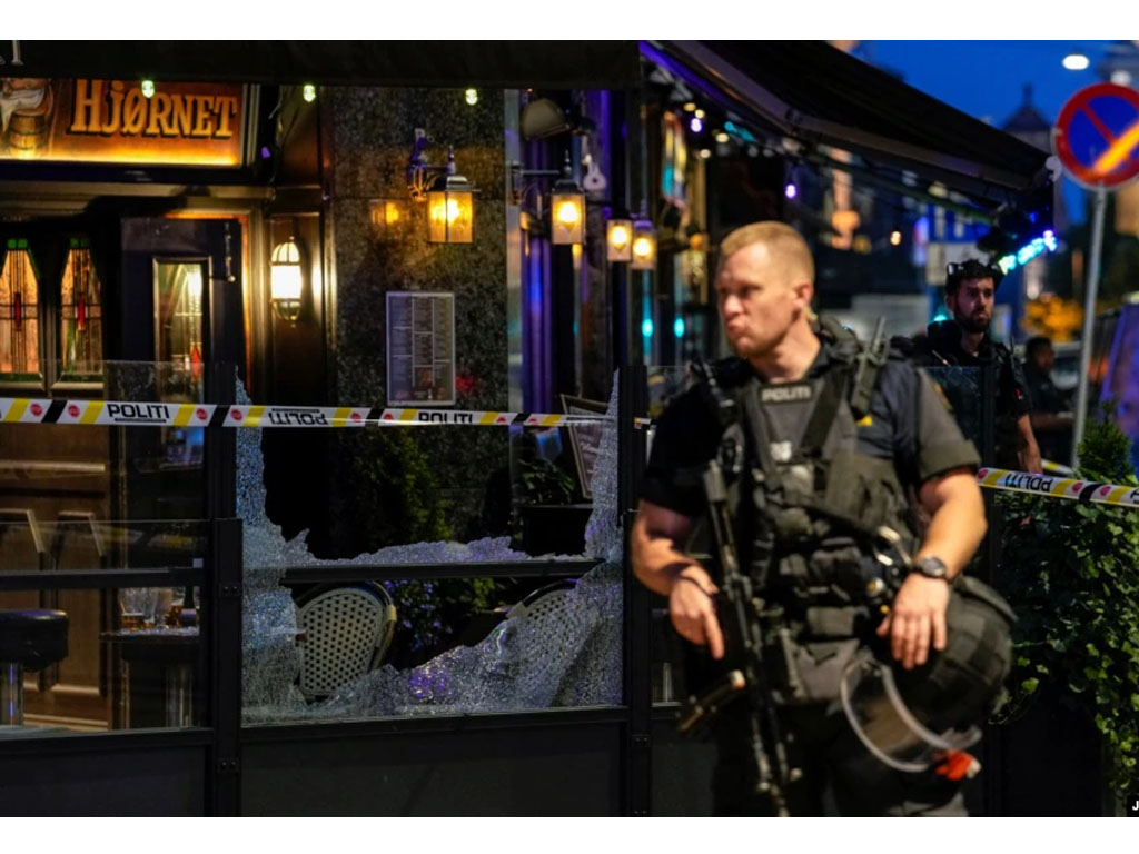 pasukan keamanan inggris berjaga di pub