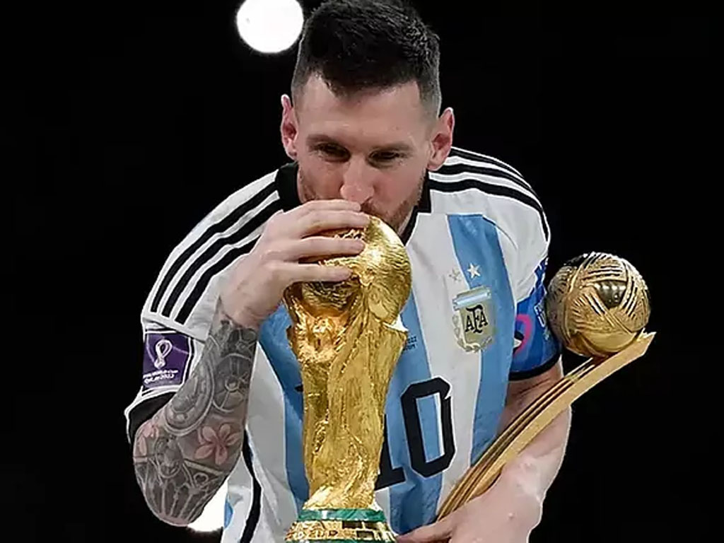 messi dengan trofi piala dunia 2022 dan bola emas