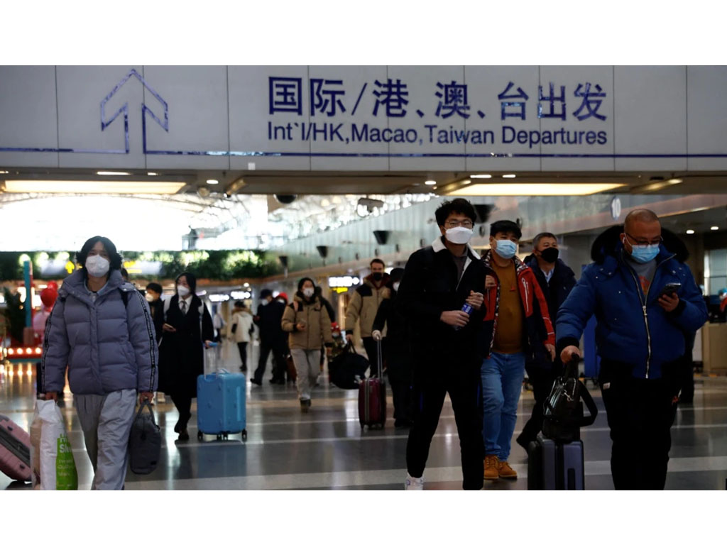 wisatawan di bandara beijing