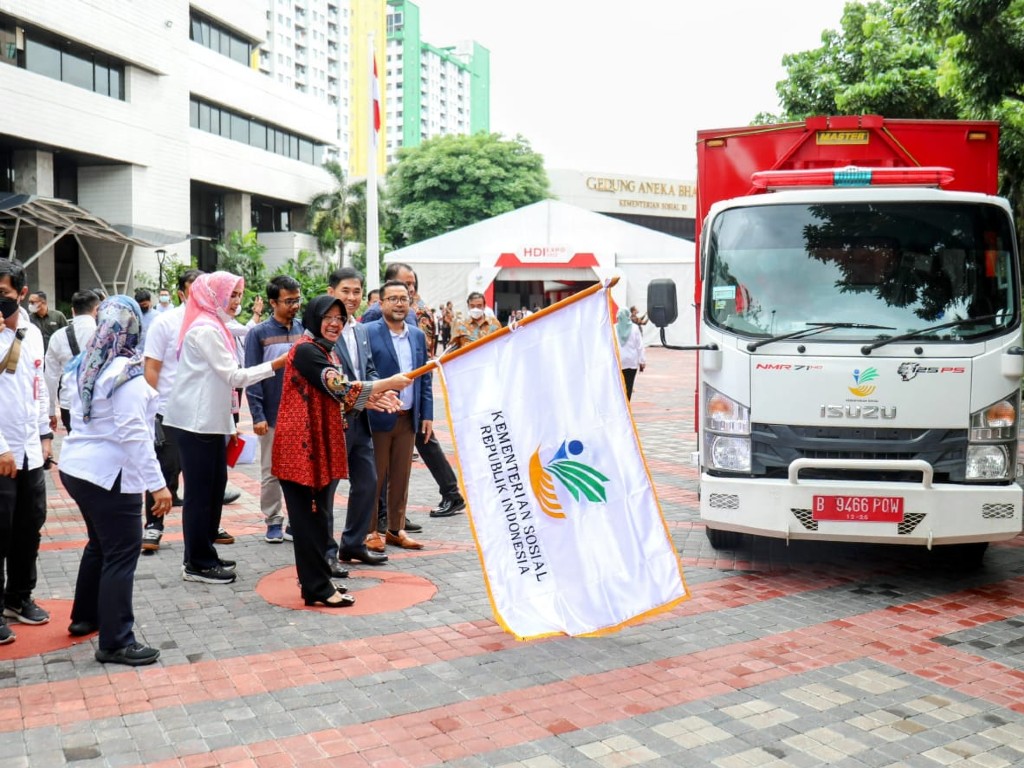 Mensos Lepas 50 Ton Beras Donasi Dunia Usaha dan Para Dermawan untuk Gempa Cianjur