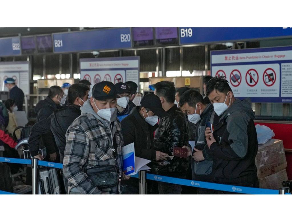 pelancong di bandara beijing