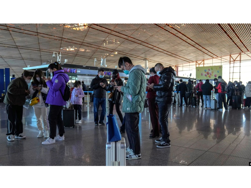 pelancong cek covid di bandara beijing