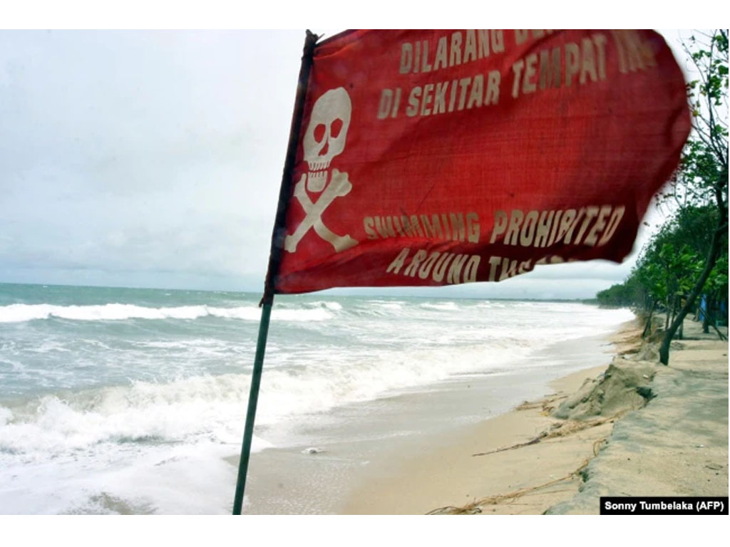 bendera peringatan di pantai kuta bali