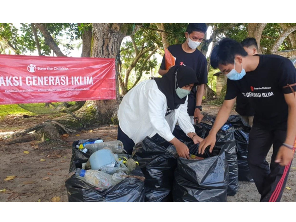 anak kumpulkan sampah di donggala