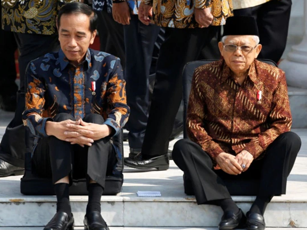 jokowi dan amin di tangga istana merdeka