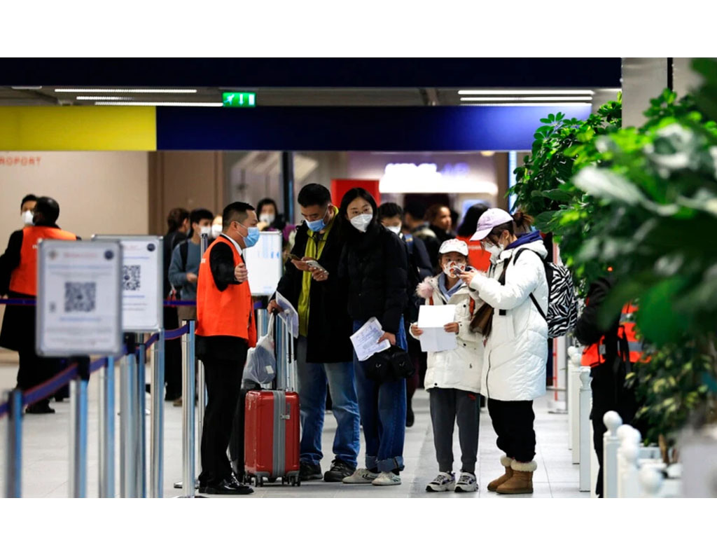 penumpang asal china antre tes covid di bandara paris tagar