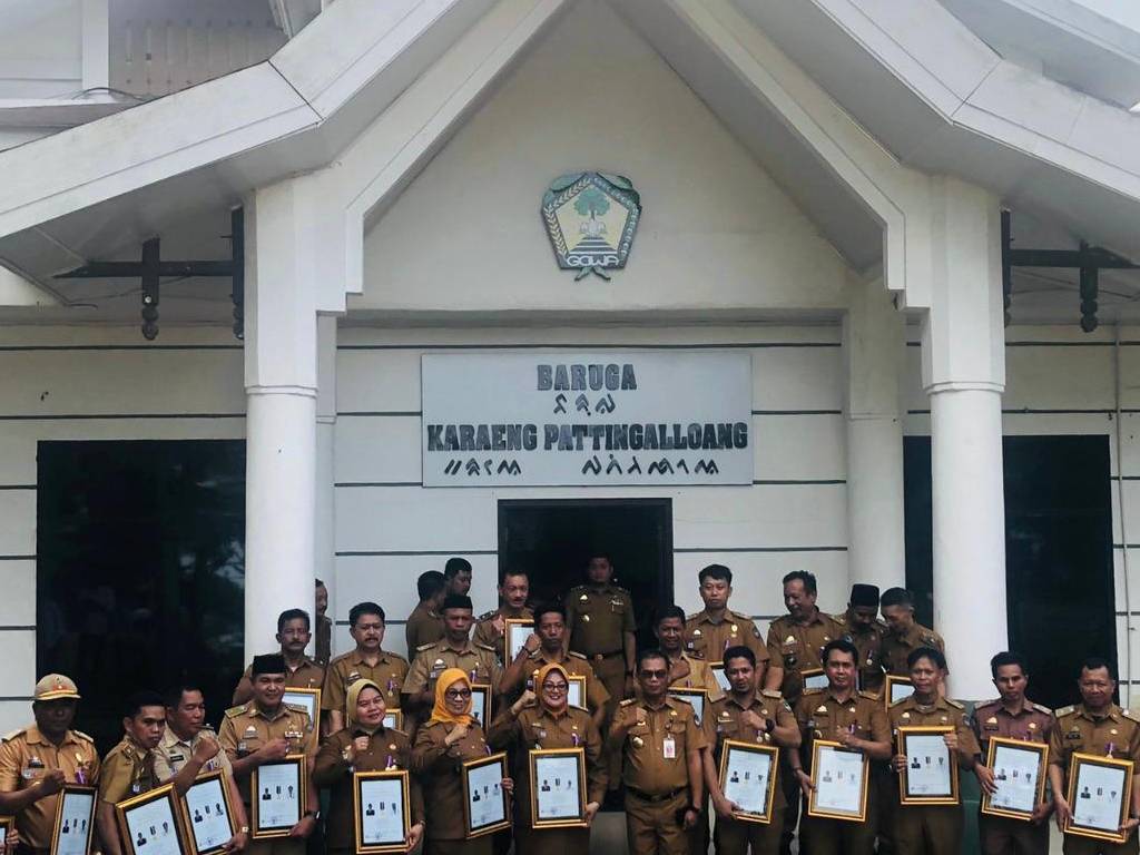 Mantap, Sejumlah Bupati Serahkan Penghargaan dan Lencana Khusus kepada Kades Desa Mandiri