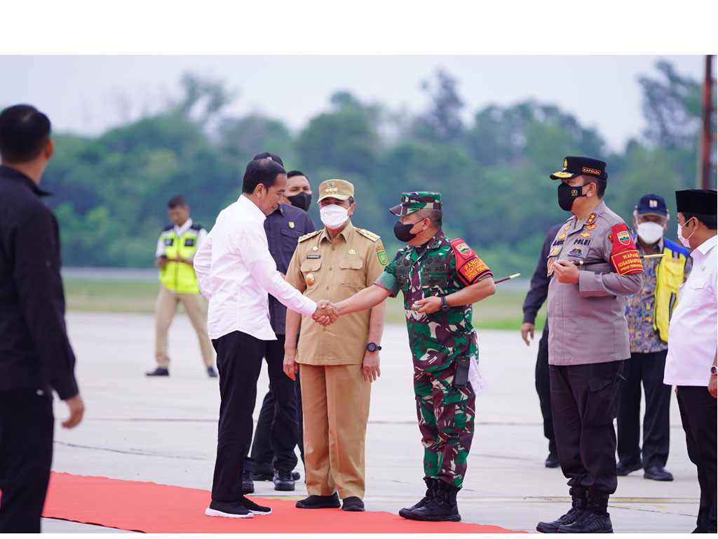 pangdam bb sambut jokowi di pekanbaru