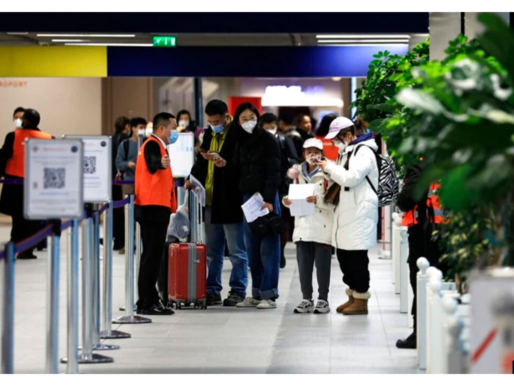 penumpang dari china di bandara paris