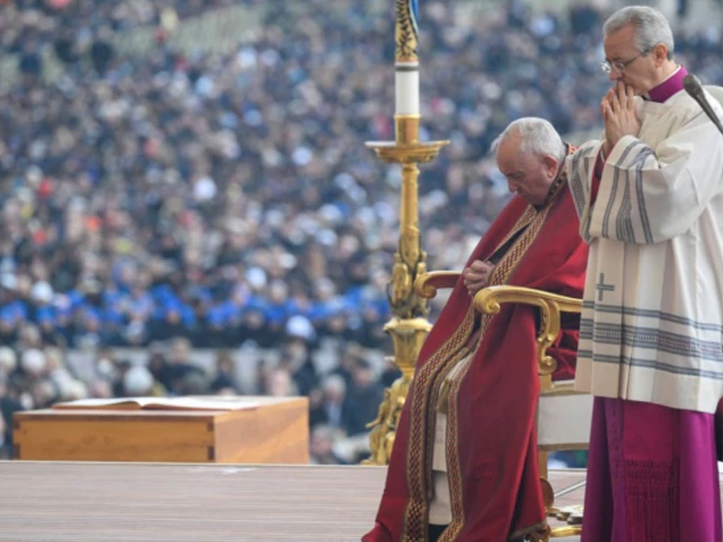 paus fransiskus hadiri pemakaman paus Benediktus di Vatikan