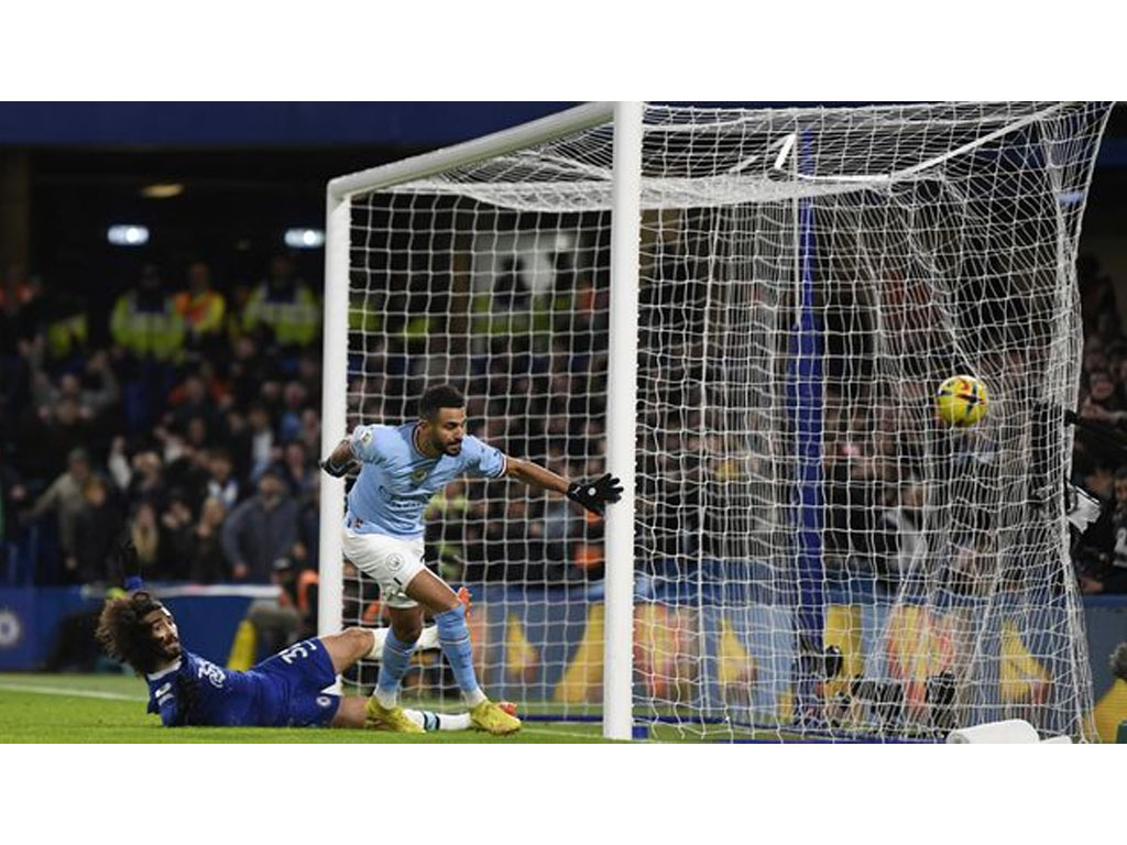 mahrez cetak gol ke gawang chelsea