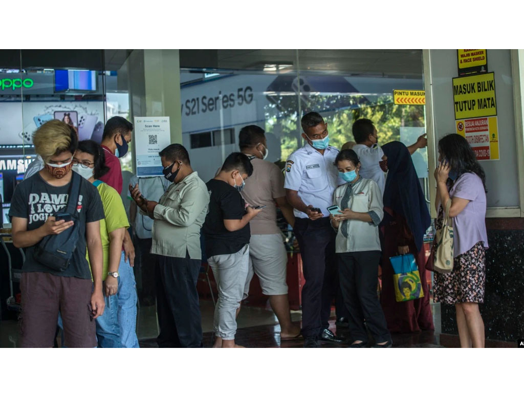 suasana di mal di surabaya saat ppkm