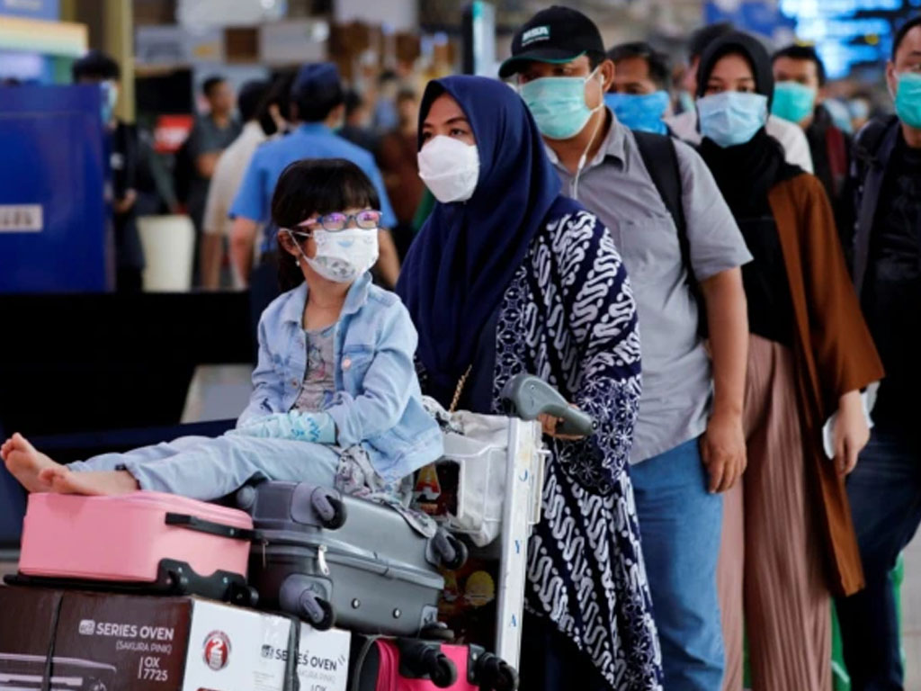 penumpang di bandara halim pakai masker