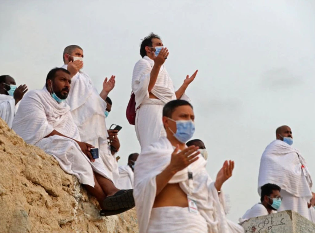 Jamaah haji berdoa di Padang Arafah