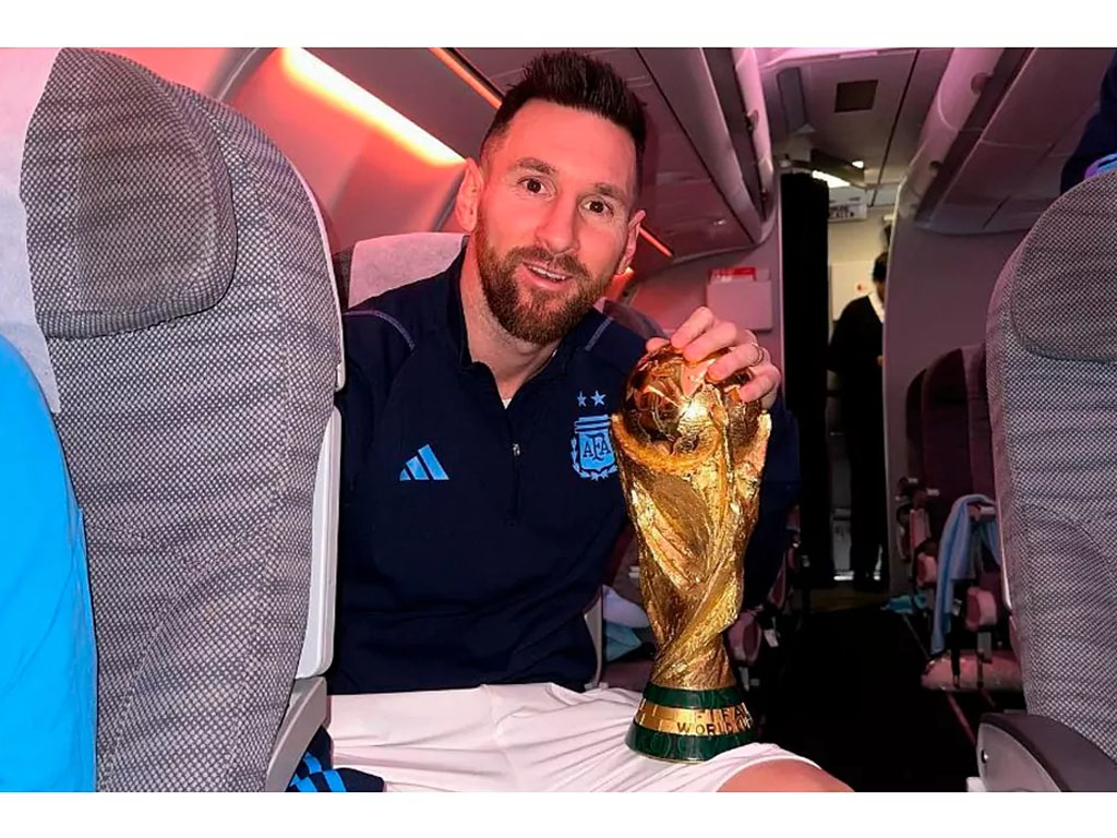 messi dengan trofi piala dunia