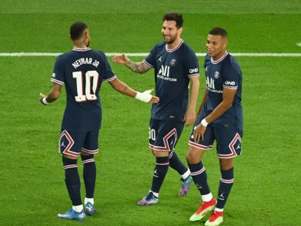 messi rayakan gol dng mbappe dan neymar