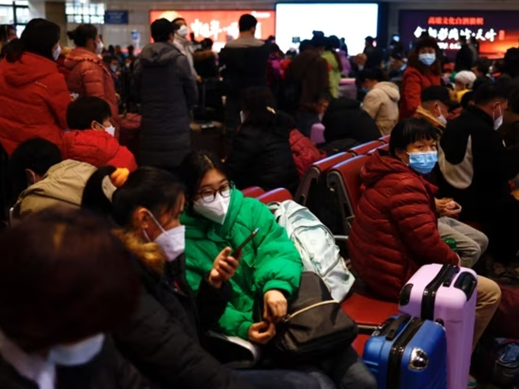 warga china di stasiun ka