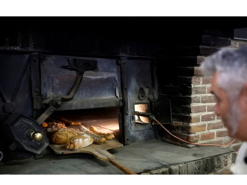 pembakaran roti pakai kayu bakar di prancis