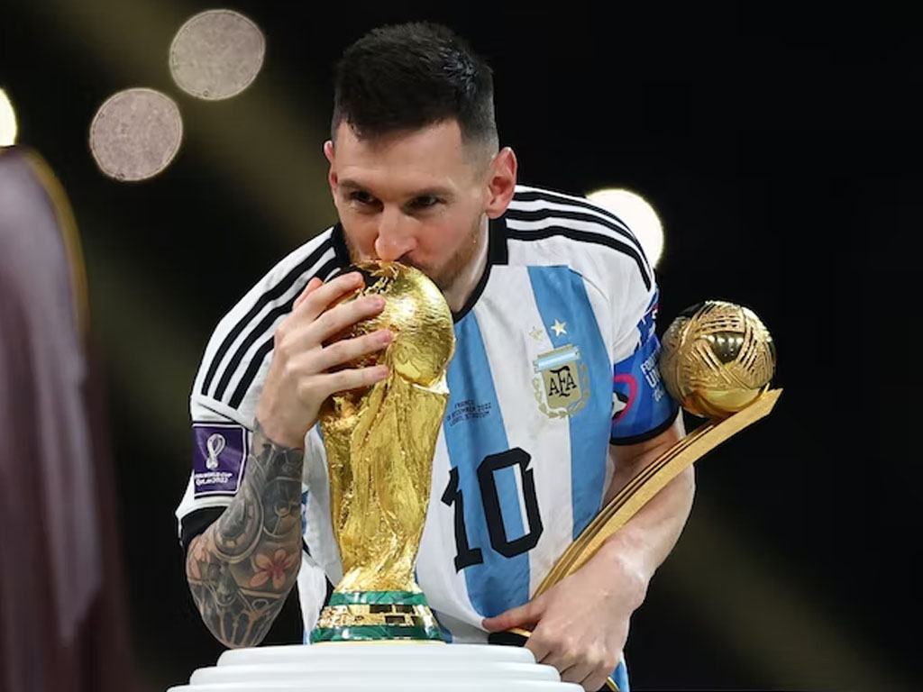 messi pegang bola emas dan cium trofi Piala Dunia 2022
