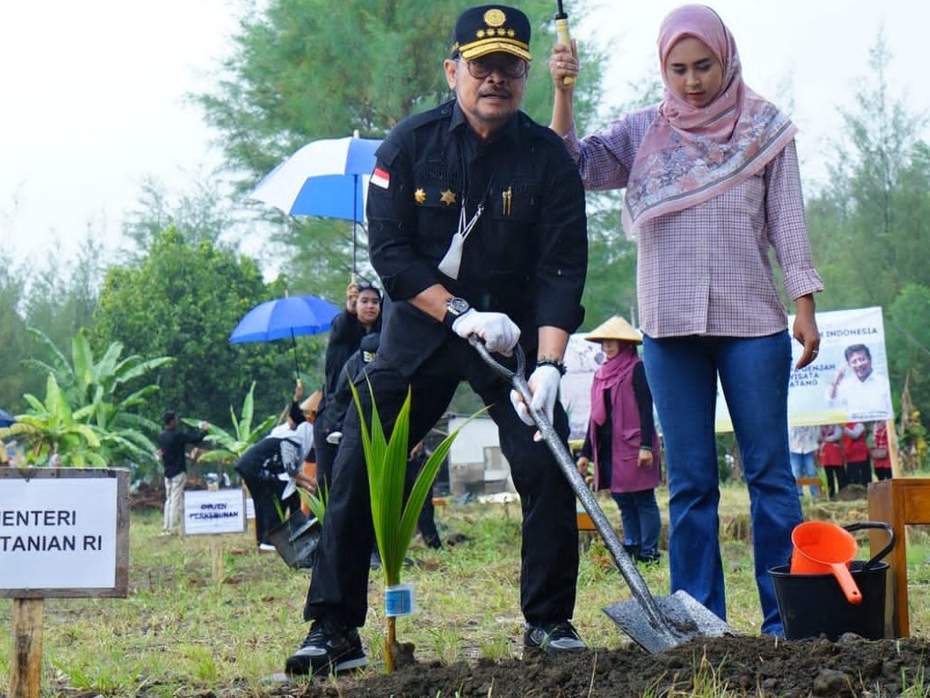 Mentan SYL Launching Pusat Nursery Kelapa Genjah di Kabupaten Batang