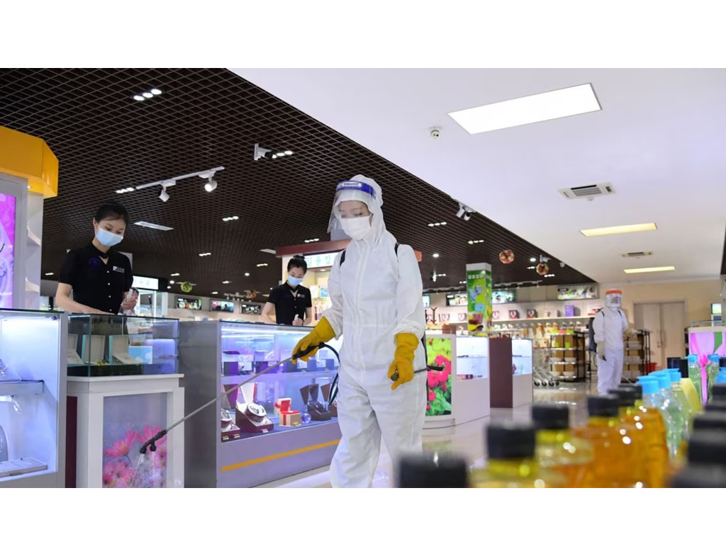 penyemprotan disinfektan di sebuah toko di Pyongyang 2022