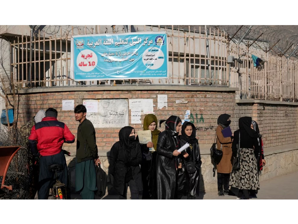 perempuan afghanistan di depan universitas