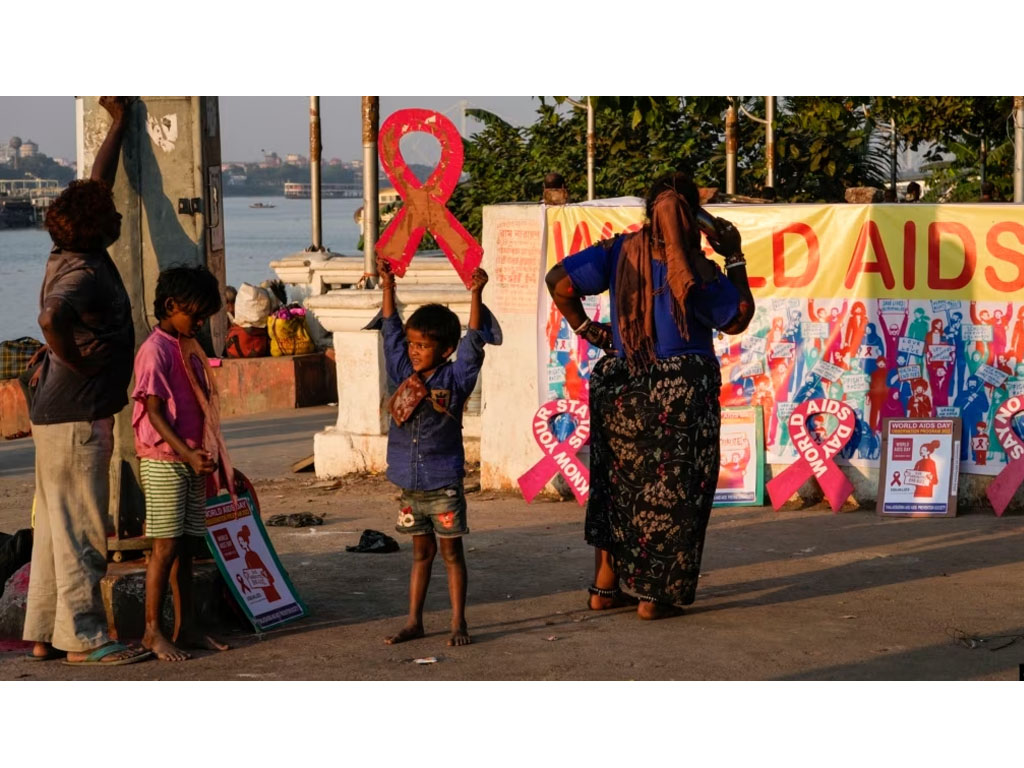 Anak-anak jalanan di Kolkata India dan pita merah