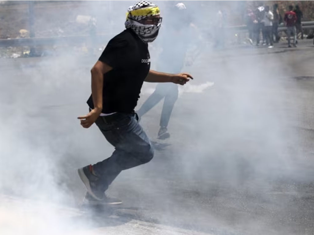 warga palestina hindari gas air mata