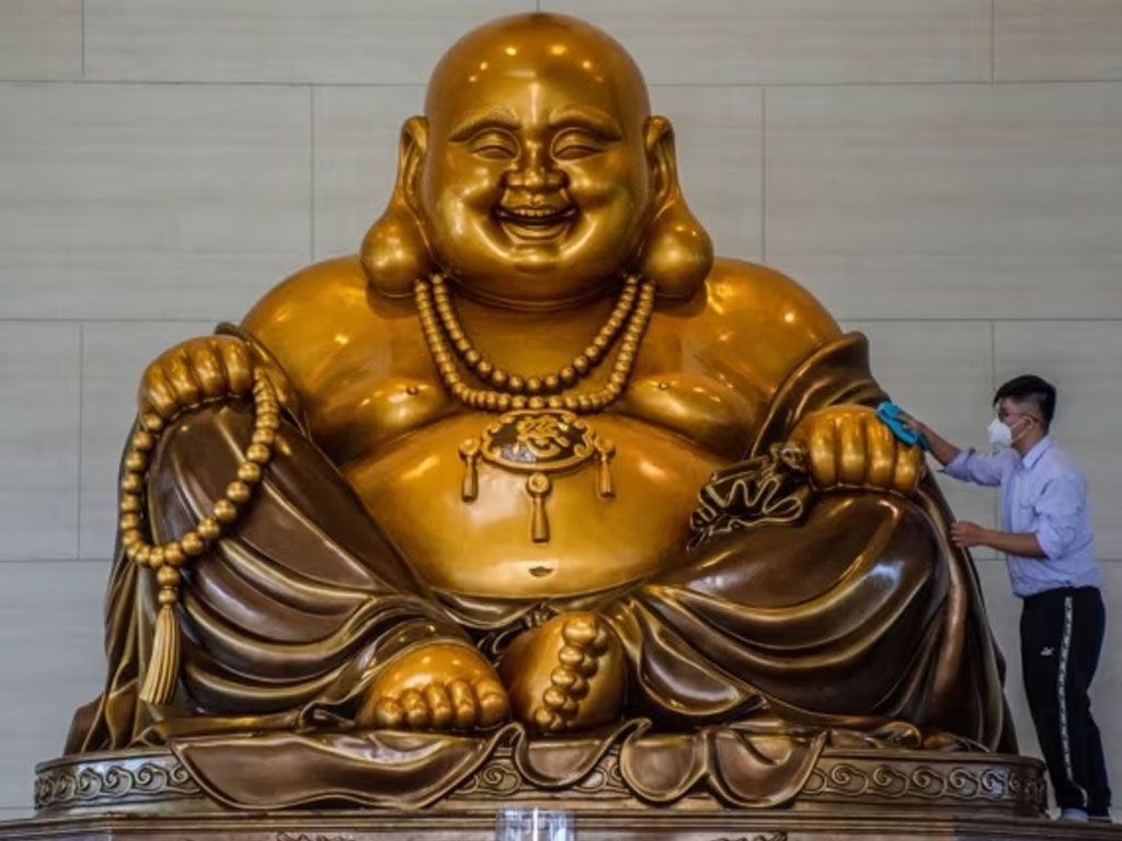 umat bersihkan patung budha