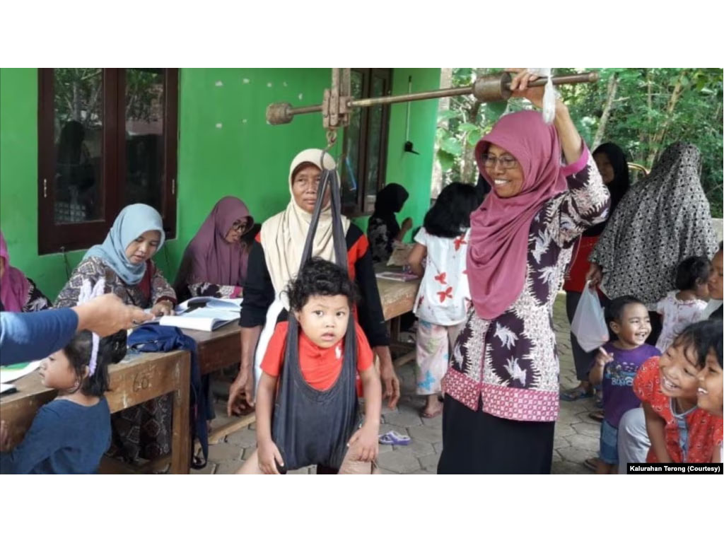 menimbang balita di posyandu di yogyakarta