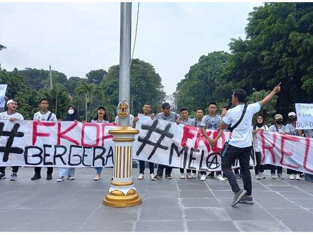 Mahasiswa Demo Tuntut MWA UNS Cabut Somasi dan Buka Dialog