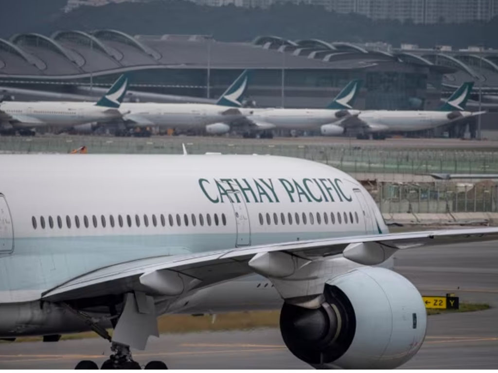 Pesawat Cathay Pacific di Bandara Hong Kong