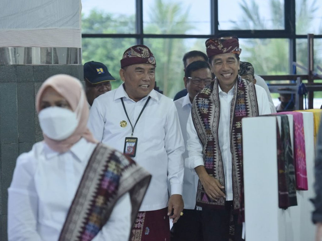 jokowi tinjau tenun jembrana