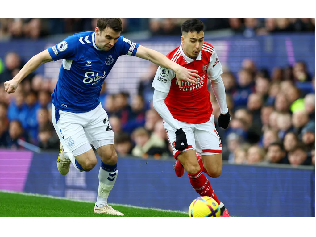 pemain everton dan arsenal berebut bola