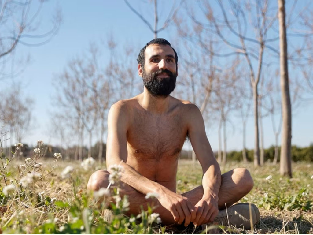 Alejandro Colomar berpose telanjang di kebun sayurnya