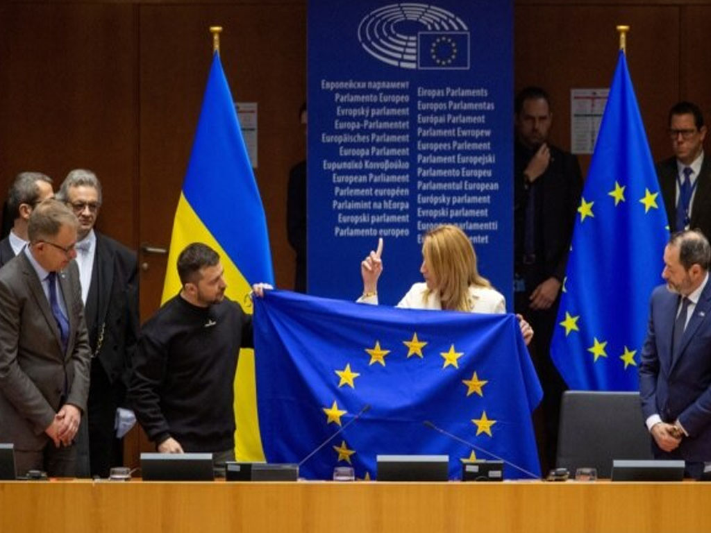 presiden ukraina dan uni eropa pegang bendara ukraina