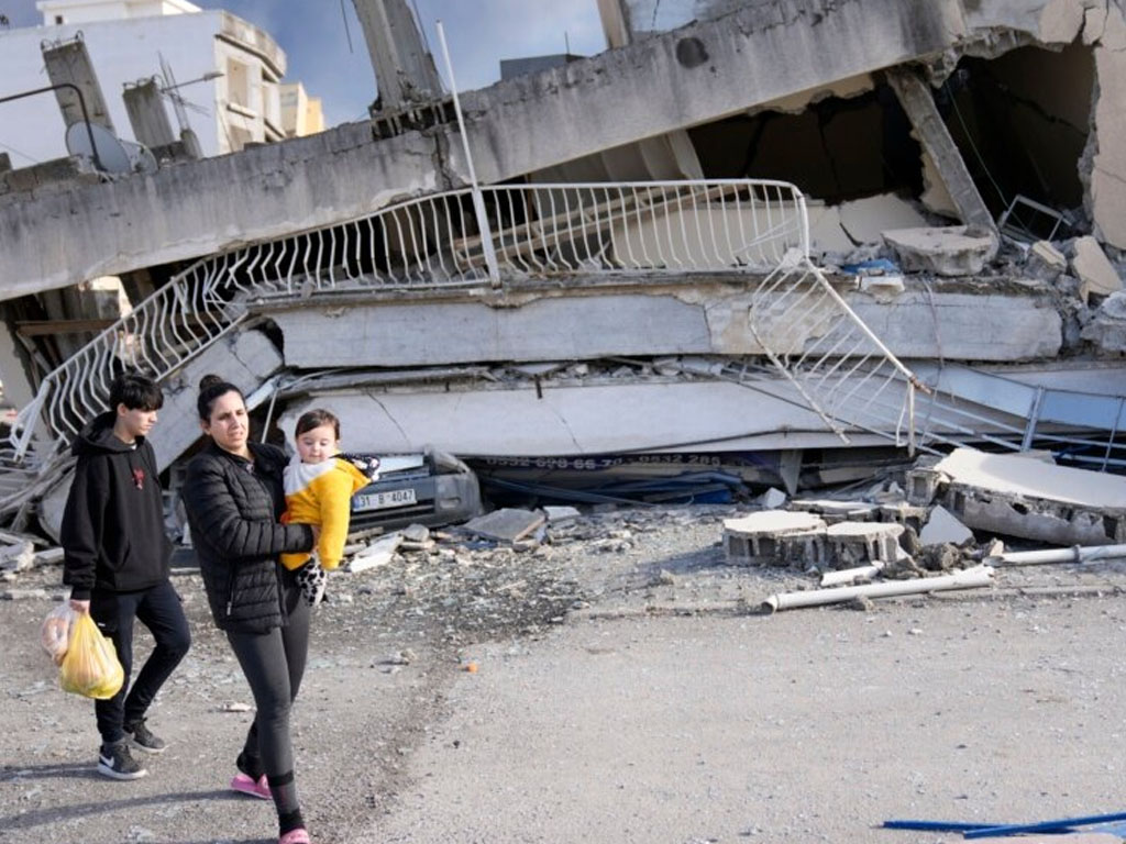 peremuan gendong bayi di atnara reruntuhan gempa turki