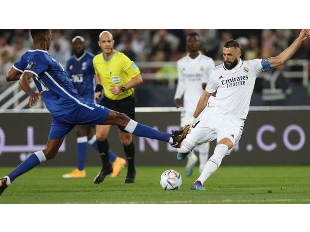 benzema tendang bola ke gawang al hilal