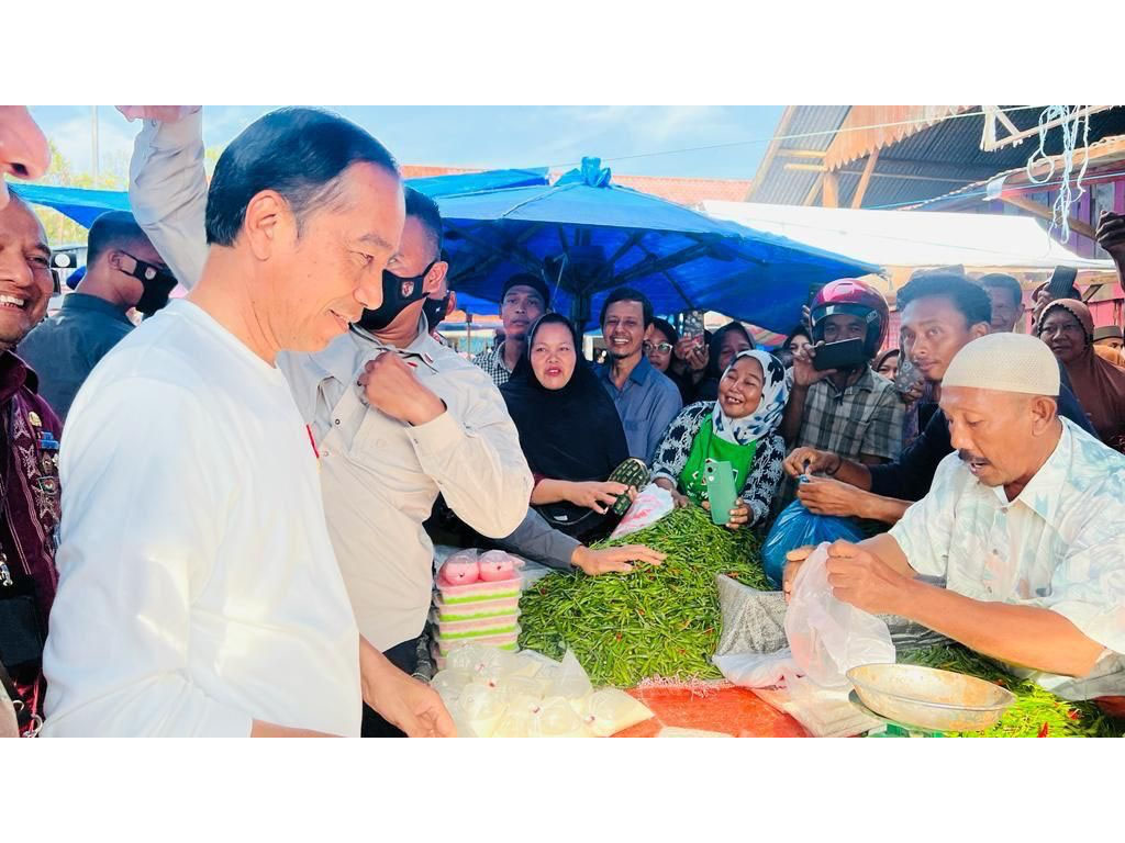 jokowi di sebuah pasar di lhokseumawe