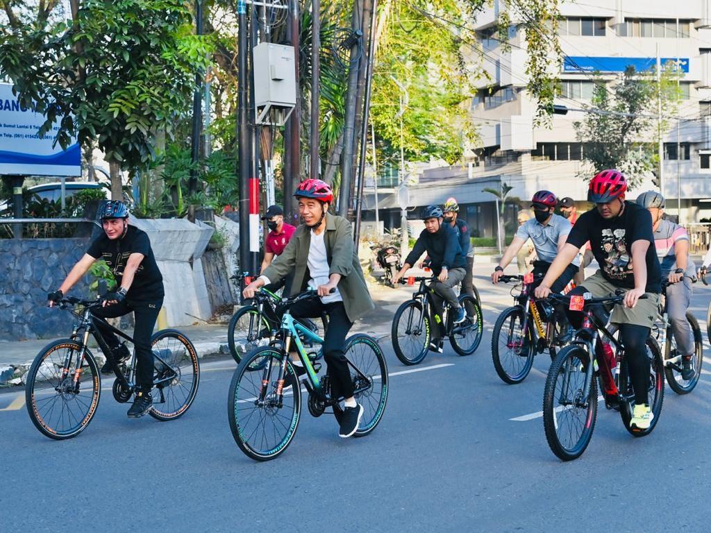 jokowi naik sepeda di medan