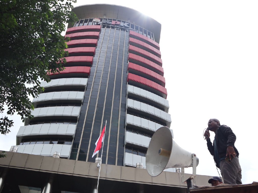 Demonstran yang menamakan dirinya Masyarakat Peduli Hukum (MPH) menggelar unjuk rasa di Gedung Komisi Pemberantasan Korupsi (KPK)