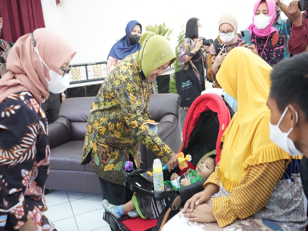 Serahkan Bantuan untuk Kelompok Rentan di Bandung, Mensos Pastikan Kemudahan Prosedur