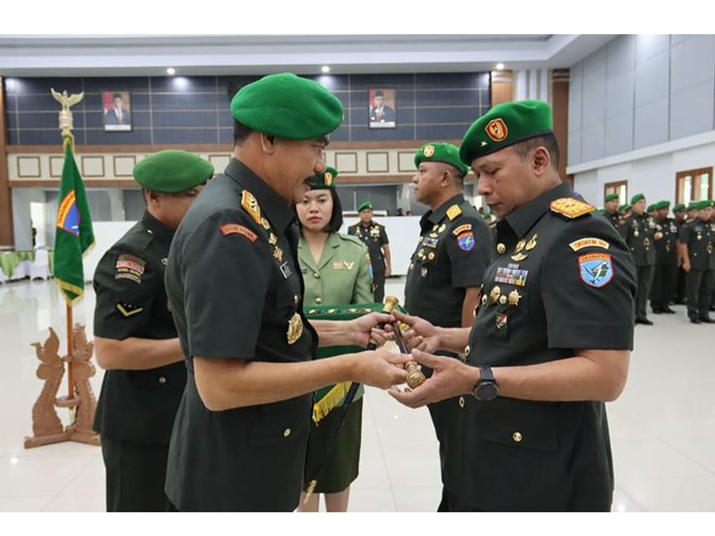 penyerahan tongkat komando