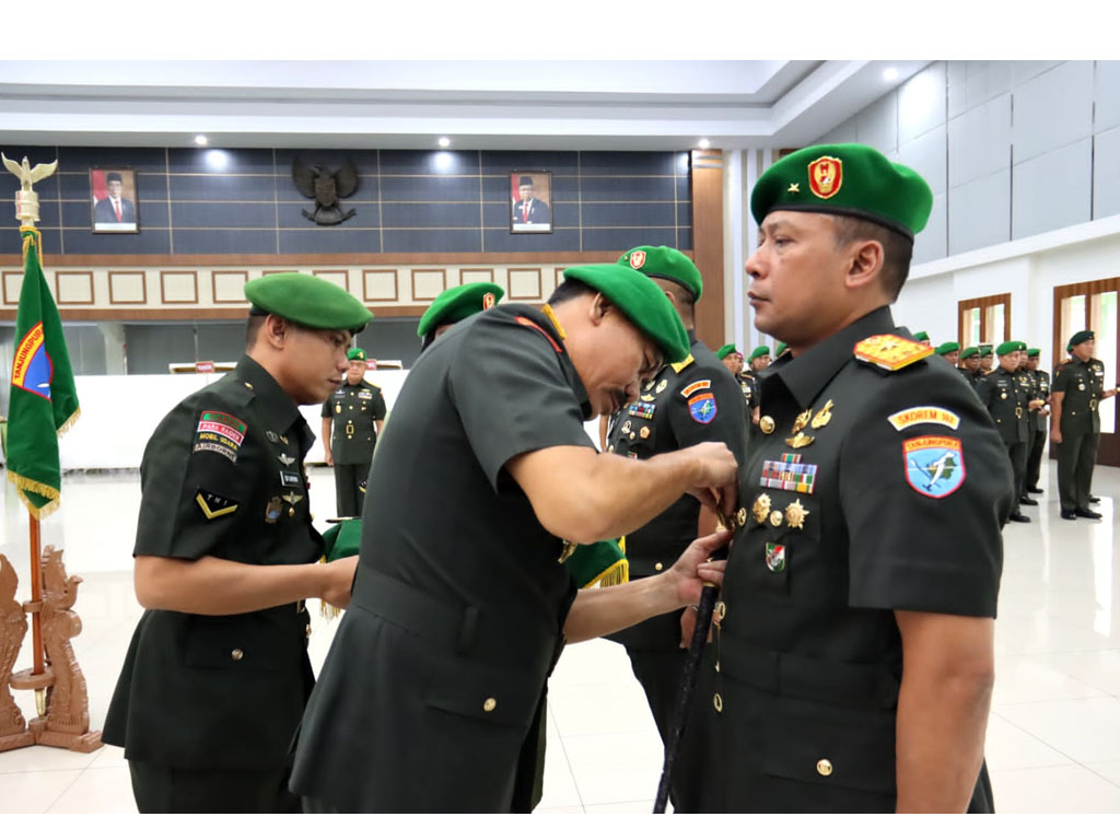 penyematan tanda pangkat brigjen bayu pertamana