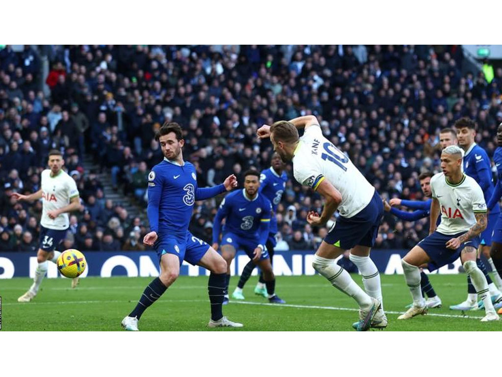 kane cetak gol ke gawang chelsea