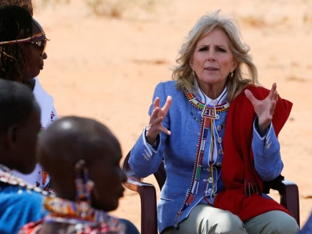 jill biden berbicara dng perempuan kenya