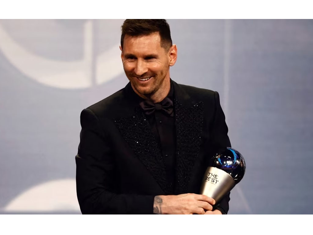 leo messi pegang trofi pemain terbaik 2022 fifa